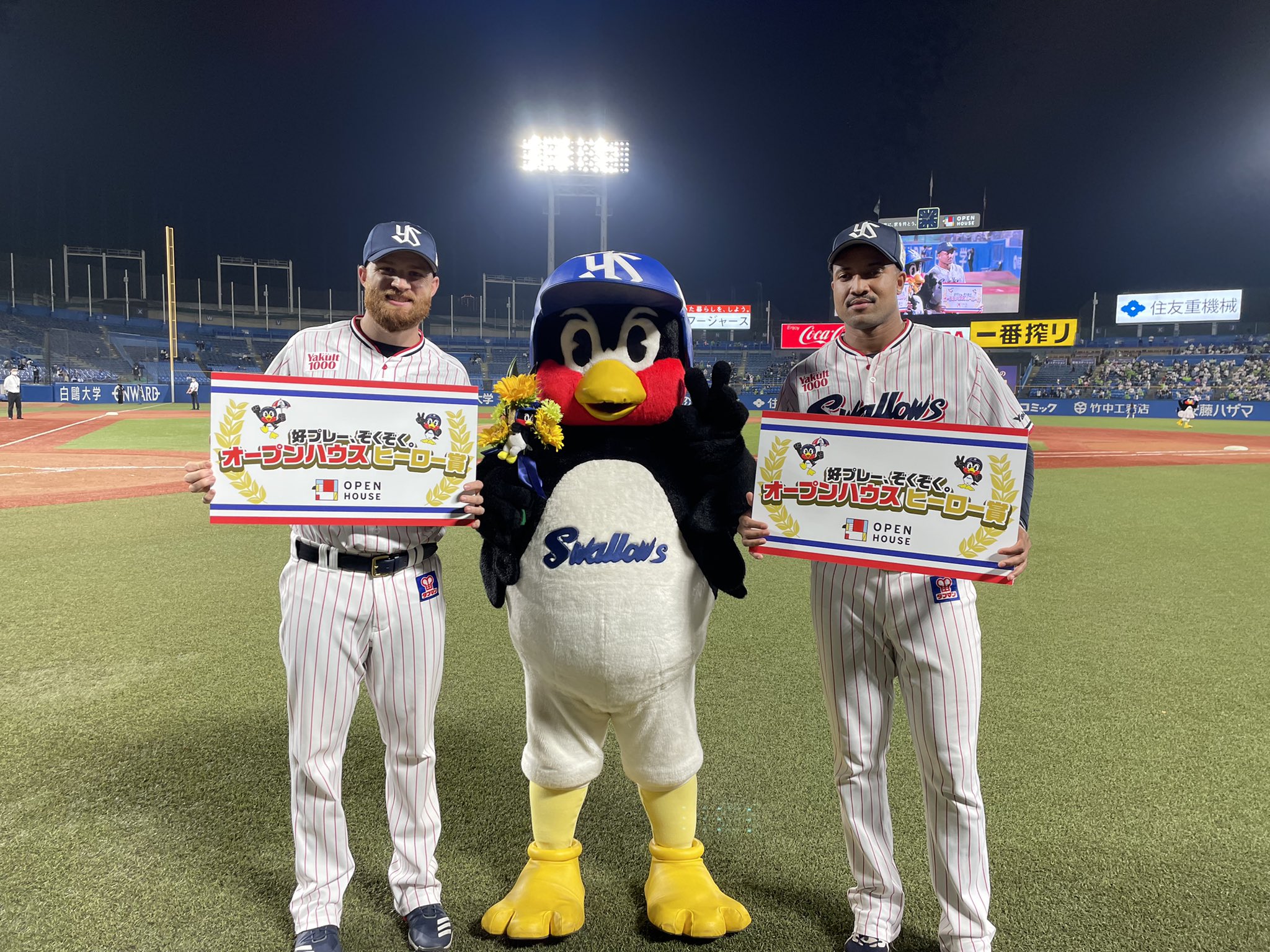 Uzivatel 東京ヤクルトスワローズ公式 Na Twitteru 本日のヒーローは サイスニード 投手と サンタナ 選手 シーズン終盤 優勝争いも頑張ります ファンの皆さま いつも応燕ありがとうございます Swallows つば九郎 T Co Pkqtp50zsa Twitter