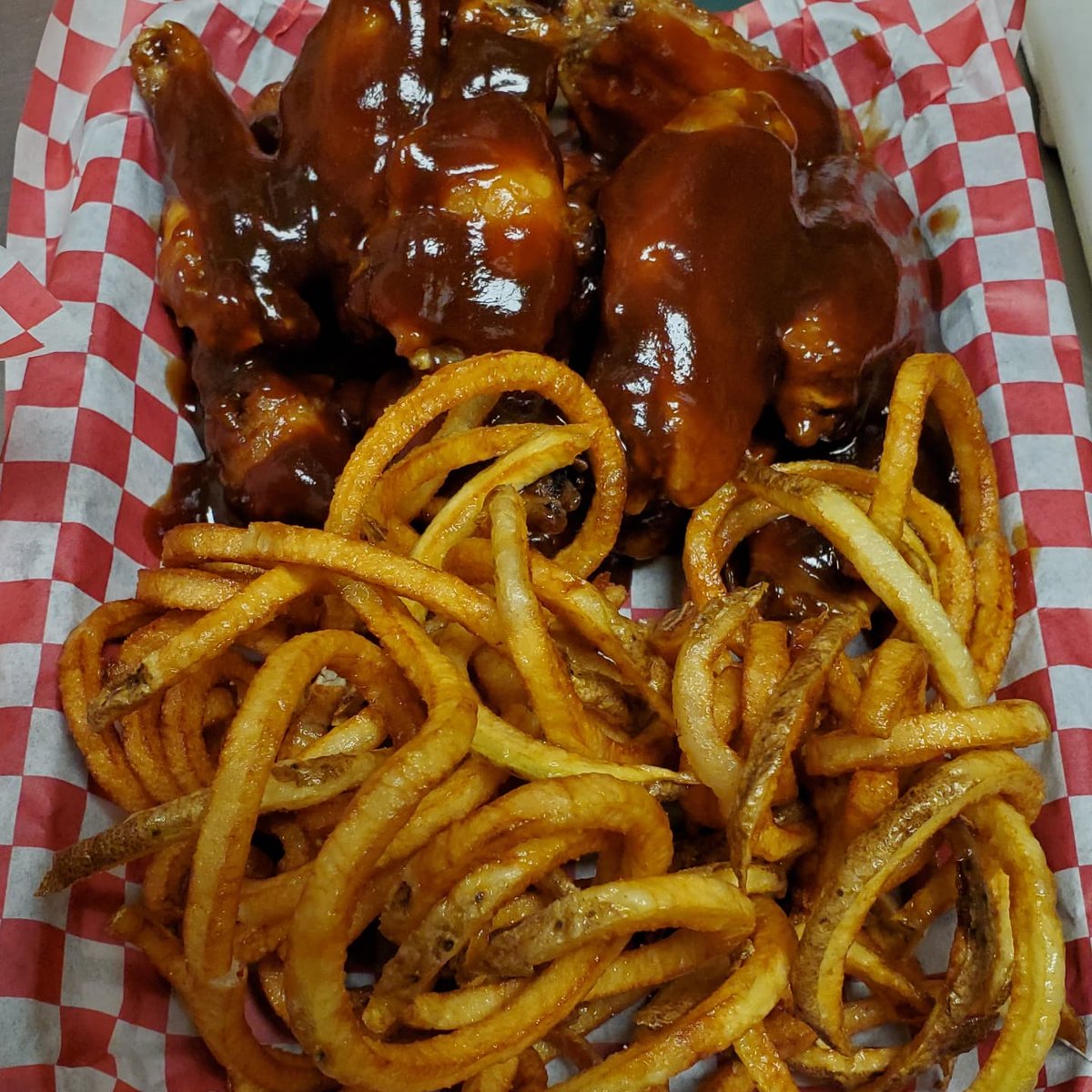 Craven Wings says GO VOLS, beat Pitt! 🏈🏈
And there's nothing better for your Tailgate get-together than Craven Wings - the best wings in East Tennessee. 🍗🍗
OR...enjoy the game on one of our 26 HUGE screens.
Dine-in, Take-out or delivery.
Fresh, Never Frozen.
#GoVols