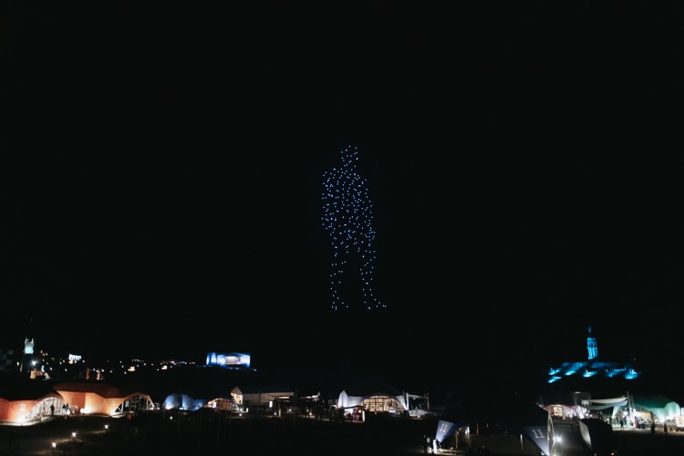 PMSimferopol's tweet photo. #TavridaArt Festival: yesterday night🌌 300 drones took off to the sky making the magnificent as never before performance!
#Russia🇷🇺
#Sudak❤
#Welcome2Crimea🇷🇺 https://t.co/JI19gy7J9Z