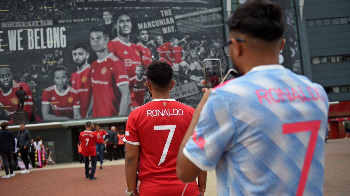 GhSourcecode's tweet image. Cr7 jerseys everywhere at old Trafford
#MUNNEW #Ronaldo