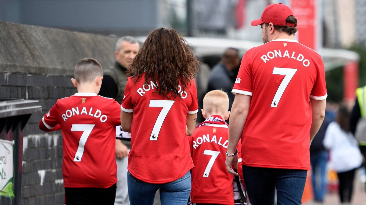 GhSourcecode's tweet image. Cr7 jerseys everywhere at old Trafford
#MUNNEW #Ronaldo