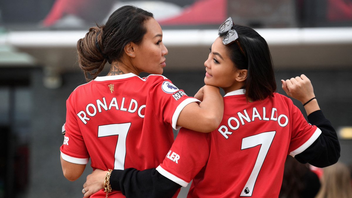 GhSourcecode's tweet image. Cr7 jerseys everywhere at old Trafford
#MUNNEW #Ronaldo