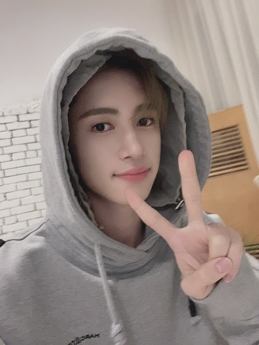 AlExTyU_'s tweet photo. 알티수 언제 이렇게 … 사실 ‘진짜’ 이름은 13글자인 [알렉산더 빈센트 하영 슈미트 리] 사랑 많이 주세요 🦖🖤 https://t.co/hkFUSiFT10