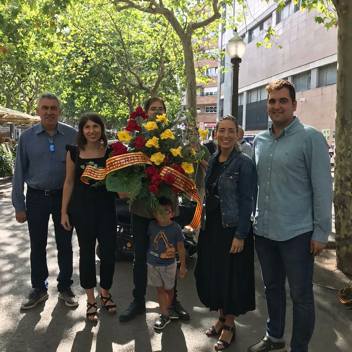 PD_Bages's tweet photo. Com cada any, el @PD_Bages i el @PD_Manresa hem estat presents a l'ofrena floral de #Manresa en el marc de la #Diada.

Per Catalunya i la seva llibertat! 💛 
#DiadaNacionaldeCatalunya #Diada2021 https://t.co/TnPejd0PK0