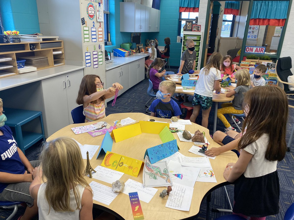 moore2luvnfirst's tweet photo. Our WM first graders made lots of connections at our “Me Museum”.  Thanks @misterhanlon @missschoonover and Mrs. Parrish’s classes.  We enjoyed touring your rooms too!#buildingclassroomcommunity #wmlearn https://t.co/CNLTzLxCKV