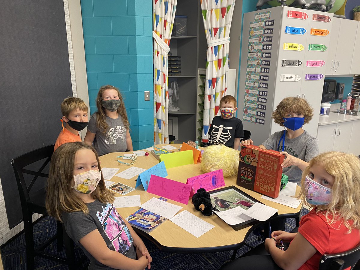 moore2luvnfirst's tweet photo. Our WM first graders made lots of connections at our “Me Museum”.  Thanks @misterhanlon @missschoonover and Mrs. Parrish’s classes.  We enjoyed touring your rooms too!#buildingclassroomcommunity #wmlearn https://t.co/CNLTzLxCKV