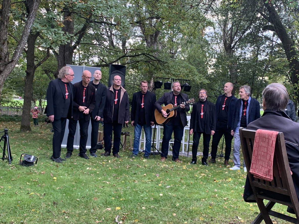 Jenni_Hyy's tweet photo. Kyllä tällaiset tapahtumat tuovat eloa kaupunkiin ja hyvä syy tavata ystäviä! #rakasriksu #maantienritarit #SadelQuartet #lehmustienjuhlatalo #taiteidenyörmk2021 https://t.co/8YP83H4ckd