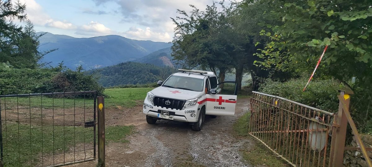 CruzRojaGoierri's tweet photo. Esta mañana voluntarios de nuestra asamblea han reconocido el recorrido y los accesos de la #axaritrail que se va a celebrar mañana domingo.
#PreventivosCruzRoja https://t.co/jYmFZZTQtE