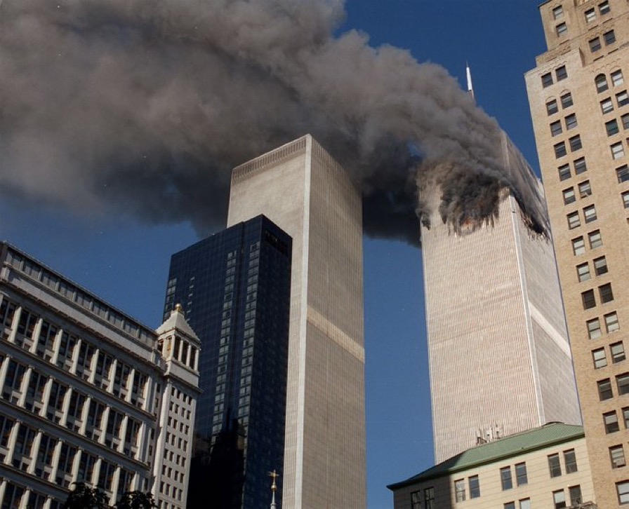 Mediavenir's tweet photo. 🇺🇸 #11septembre2001 : il y a 20 ans, à 14h46 heure de Paris (8h46 aux États-Unis), le premier avion frappait la tour Nord du World Trade Center. #NeverForget https://t.co/lPrG7E18vN