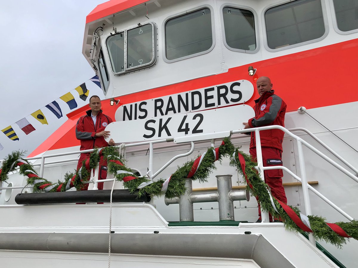 Seenotretter's tweet photo. #DGzRS-#Taufe 🍾 soeben auf der #Fassmer-Werft in #Berne: SK 42 für den #Darß heißt NIS RANDERS nach dem #Seenotretter aus der bekannten Ballade von Otto Ernst. Das Tochterboot UWE erinnert an Nis' verschollenen, von ihm geretteten Bruder. Mehr in Kürze! ➡️https://t.co/QYnueccOhv https://t.co/VMwpSMvKQQ