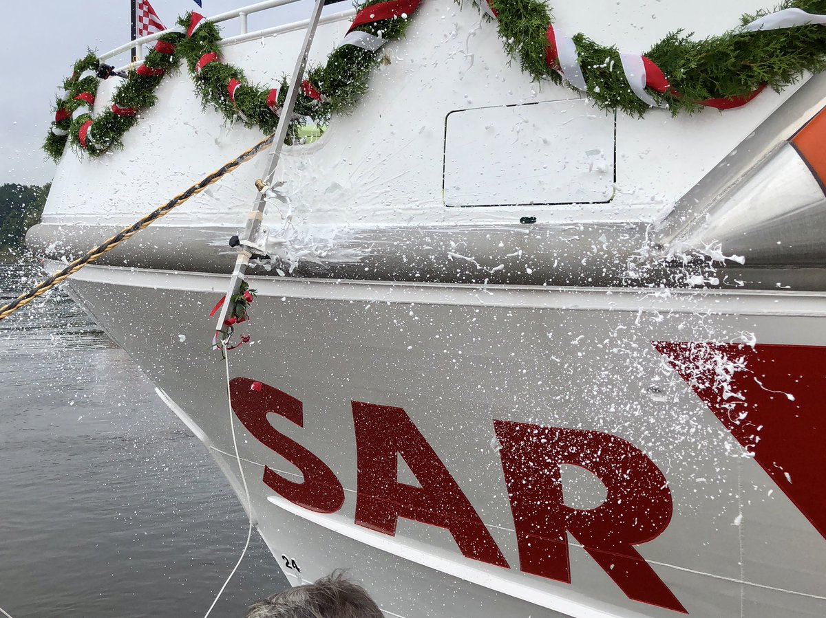 Seenotretter's tweet photo. #DGzRS-#Taufe 🍾 soeben auf der #Fassmer-Werft in #Berne: SK 42 für den #Darß heißt NIS RANDERS nach dem #Seenotretter aus der bekannten Ballade von Otto Ernst. Das Tochterboot UWE erinnert an Nis' verschollenen, von ihm geretteten Bruder. Mehr in Kürze! ➡️https://t.co/QYnueccOhv https://t.co/VMwpSMvKQQ