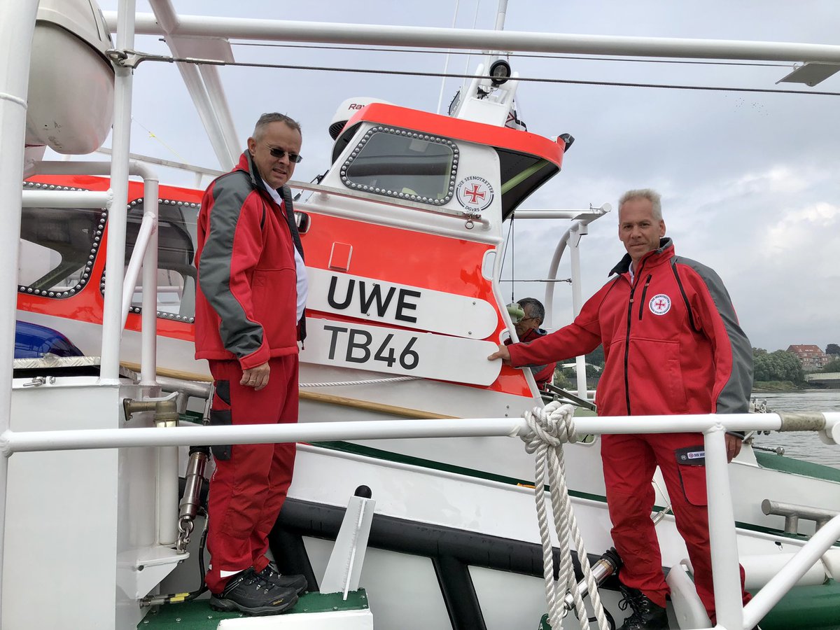 Seenotretter's tweet photo. #DGzRS-#Taufe 🍾 soeben auf der #Fassmer-Werft in #Berne: SK 42 für den #Darß heißt NIS RANDERS nach dem #Seenotretter aus der bekannten Ballade von Otto Ernst. Das Tochterboot UWE erinnert an Nis' verschollenen, von ihm geretteten Bruder. Mehr in Kürze! ➡️https://t.co/QYnueccOhv https://t.co/VMwpSMvKQQ