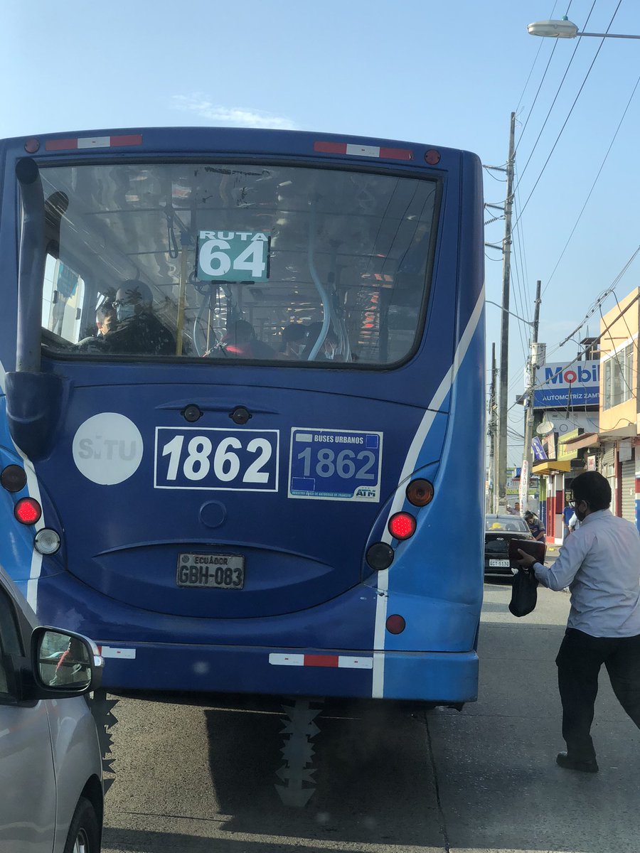 roslucja's tweet photo. @ATMGuayaquil Hace unos día puse una foto de un bus en la Orellana que iba comiendo pasajeros en media calla y obstaculizando el tráfico iba lleno y a más de eso no se parqueada y al andar subía y bajaba la gente porque ellos mismos no paran y todos los que íbamos atrás desesperados https://t.co/beTxe3tAx2