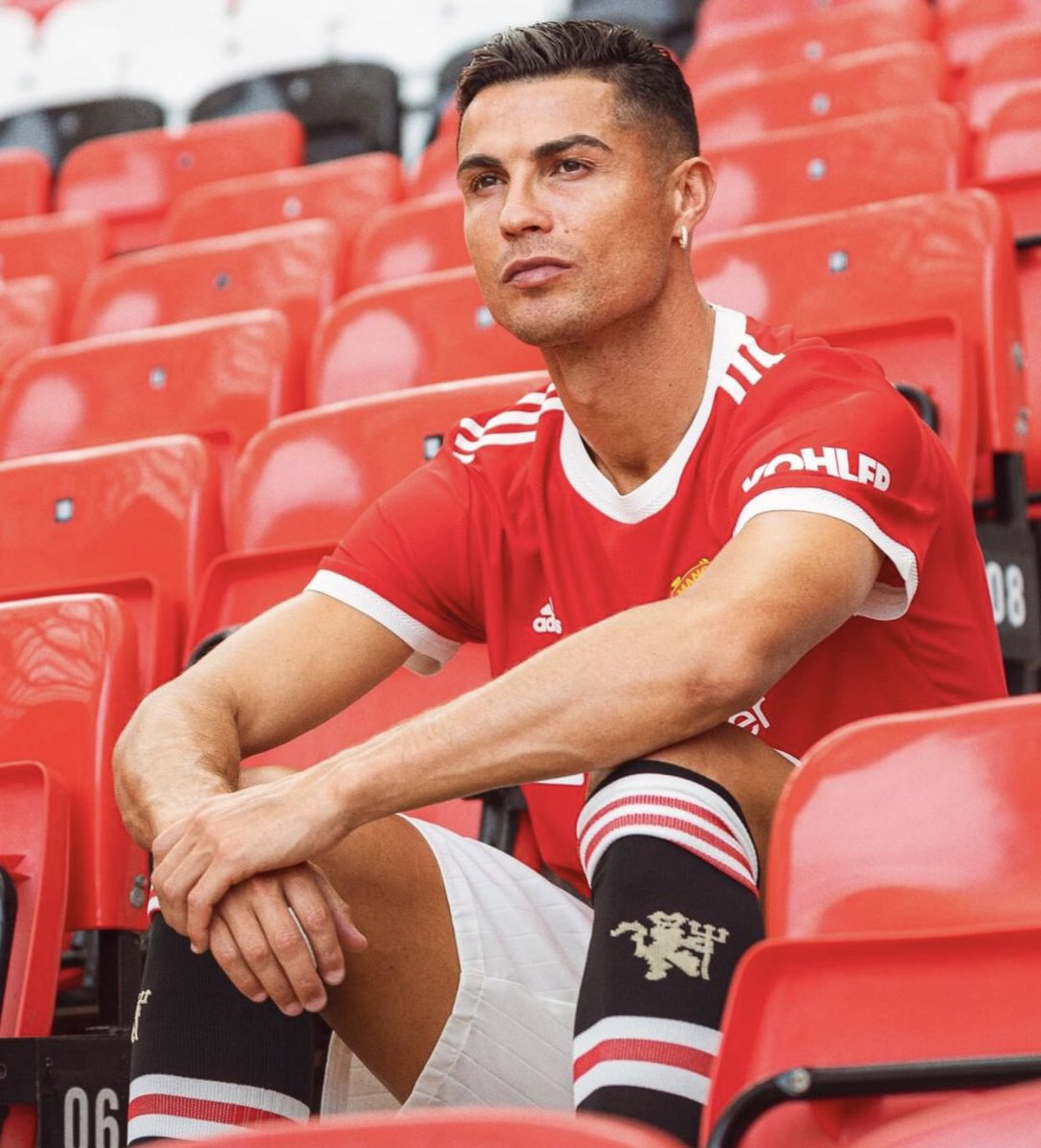 CRISTIANO RONALDO IS STARTING FOR MANCHESTER UNITED.
