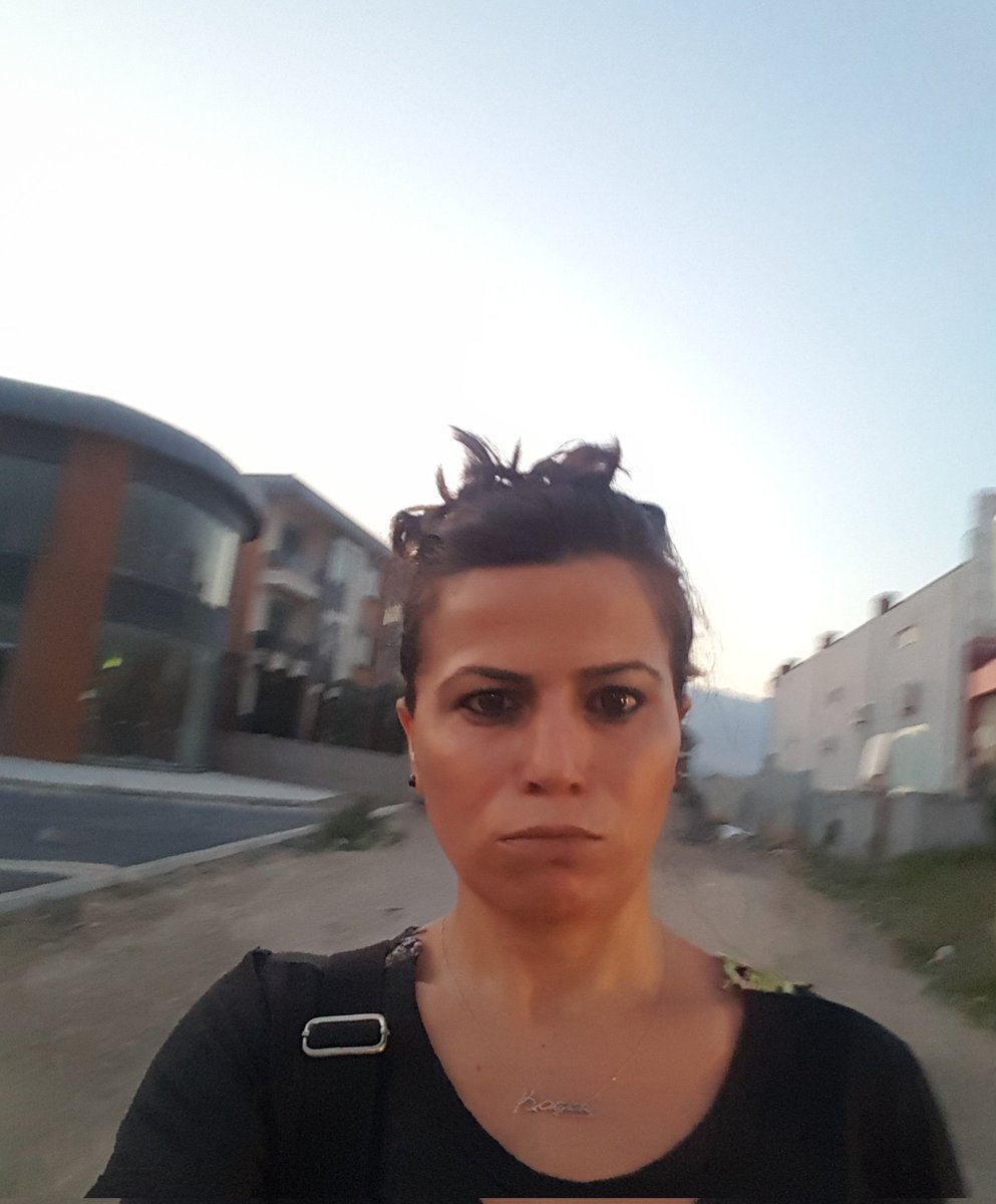 62Karakaya's tweet photo. Bi ünlü olma pozo vermek istedim ,ama olmuyor :)) en iyisi kendin olmak. https://t.co/MaFkFaP1lU