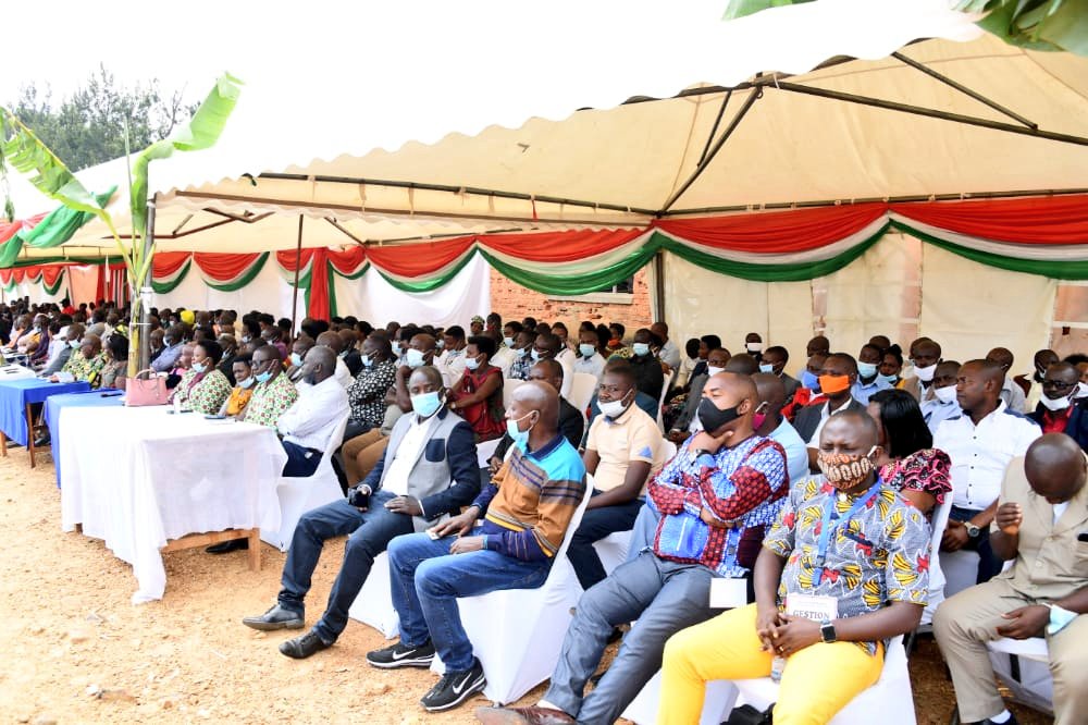 SE Evariste Ndayishimiye, qui s'est engagé à construire un Hôpital dans chaque commune du #Burundi, vient d'inaugurer le premier hôpital communal à Musigati de <a href="/BubanzaProvince/">Province Bubanza</a>. Cet hôpital a été construit par l'<a href="/ObuhaOffice/">OBUHA</a> et d'autres chantiers (+30) sont déjà sortis de terre.