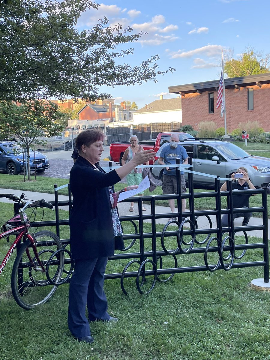 ProfJasonLane's tweet photo. A new artistic #bike rack was unveiled last night at the @EnjoyOxfordOH Arts Center thanks to a partnership of @MiamiOHCCA, @MiamiOHehs, and the #OxfordCommunityFoundation. Kudos to CCA Dean Liz Mullenix &amp; KNH Chair Helaine Alessio for their leadership and ribbon cutting skills! https://t.co/pj45ehn2Su