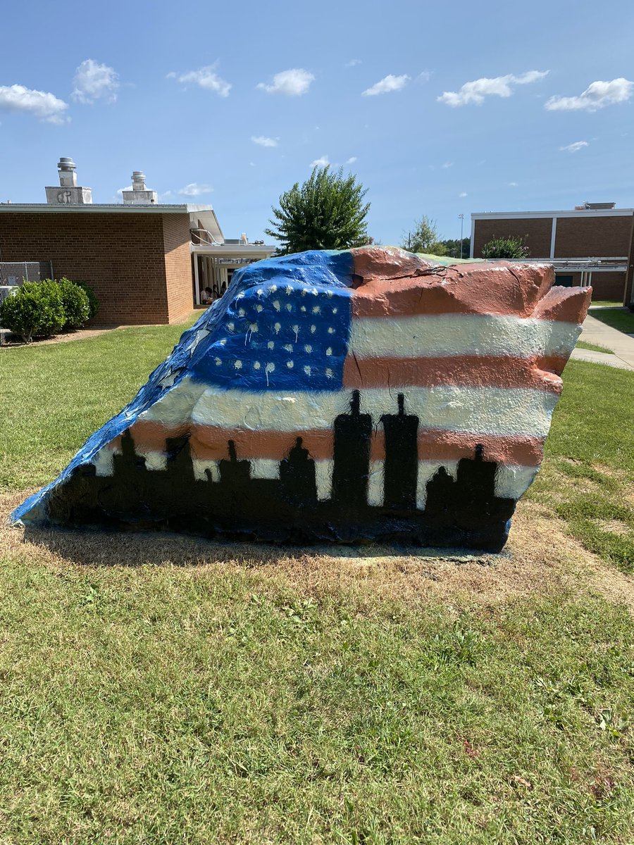 JamilleRhodes's tweet photo. These two art students are amazing. Our rock is always honoring what’s best about Americans. 🙏🏿 #1west #culture #Unity #GodBlessAmerica https://t.co/r72Cm7HaBZ