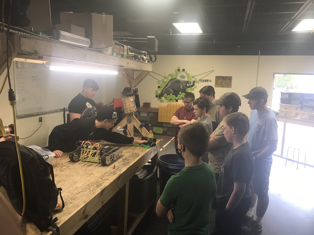 TechHogs7209's tweet image. Robotics Merit Badge is under way,   #outreach