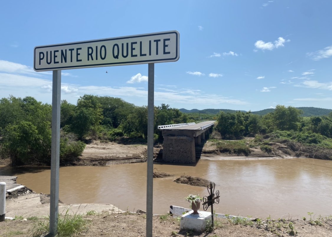 SalvaFdezAyala's tweet photo. Inicia estudio del proyecto del nuevo Puente Río Quelite construido en 1956 en #Sinaloa desplomado por corrientes a causa de #CiclonTropical Nora. En inspeccion con @jorgenunol Subsecretario de Infraest. @SCT_mx  se acordó acción inmediata para habilitar desvío provisional. https://t.co/0aqBEqZ5HT