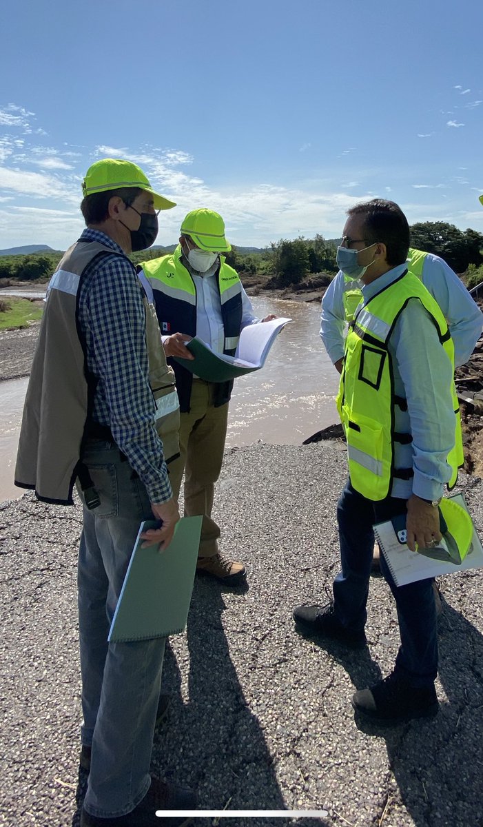 SalvaFdezAyala's tweet photo. Inicia estudio del proyecto del nuevo Puente Río Quelite construido en 1956 en #Sinaloa desplomado por corrientes a causa de #CiclonTropical Nora. En inspeccion con @jorgenunol Subsecretario de Infraest. @SCT_mx  se acordó acción inmediata para habilitar desvío provisional. https://t.co/0aqBEqZ5HT