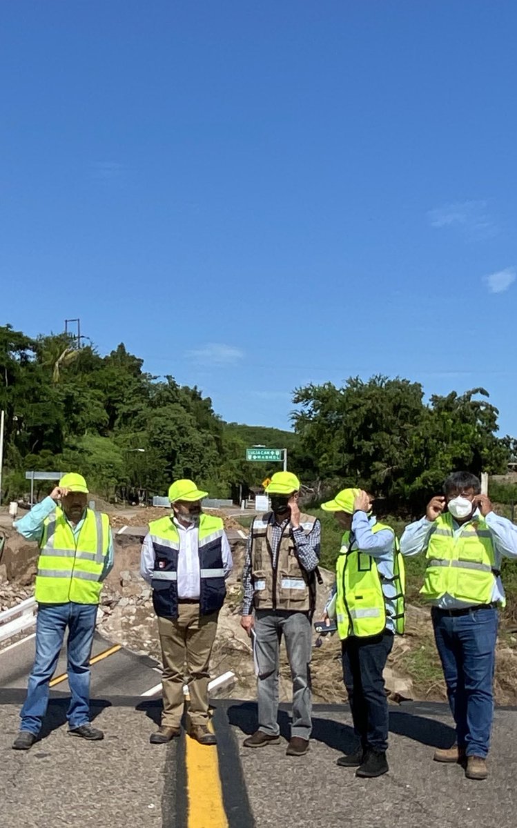 SalvaFdezAyala's tweet photo. Inicia estudio del proyecto del nuevo Puente Río Quelite construido en 1956 en #Sinaloa desplomado por corrientes a causa de #CiclonTropical Nora. En inspeccion con @jorgenunol Subsecretario de Infraest. @SCT_mx  se acordó acción inmediata para habilitar desvío provisional. https://t.co/0aqBEqZ5HT