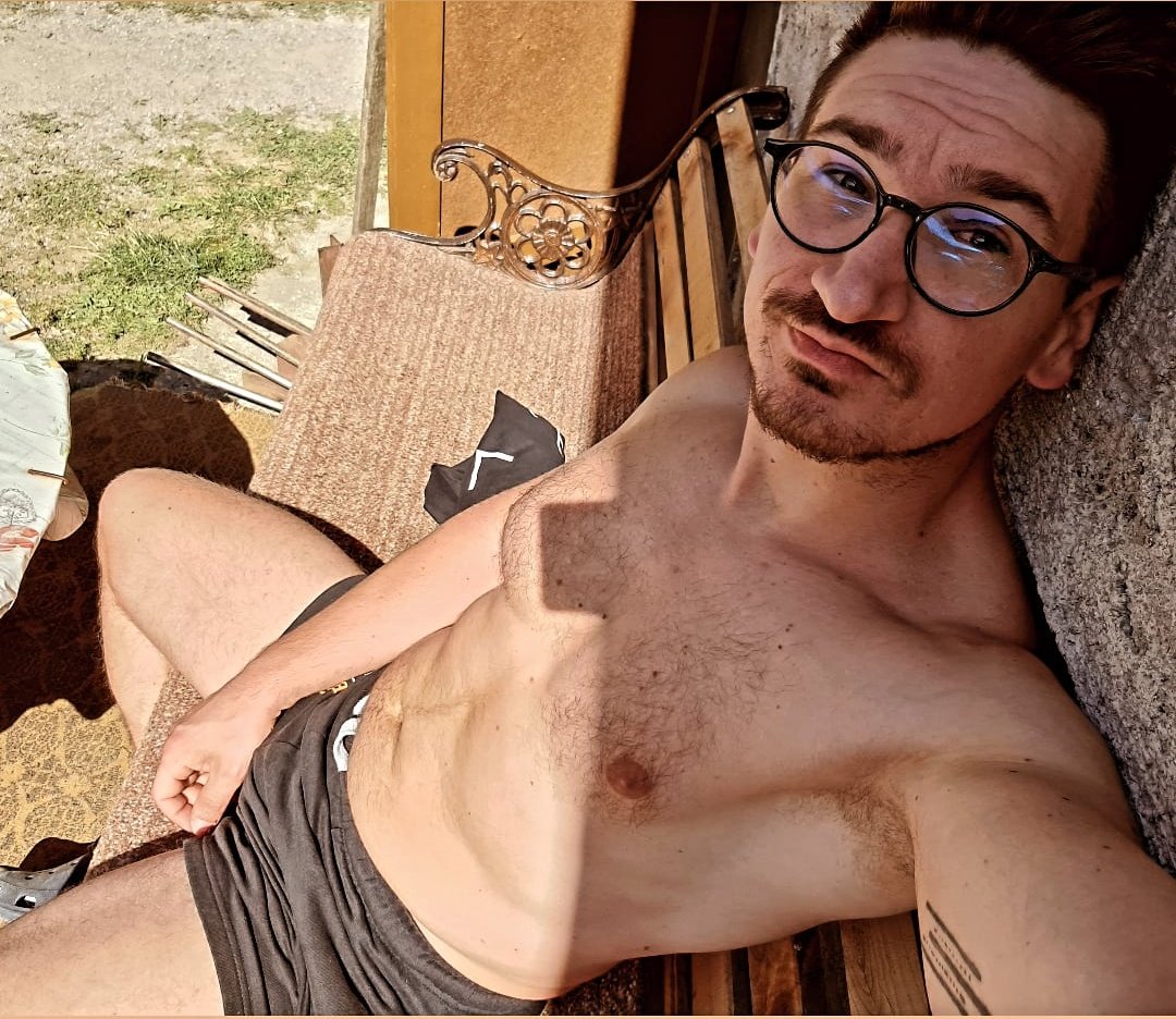 david_fak's tweet photo. Suntan before work
#work #sun #suntan #Countryside #naked #free #love #LGBTQ https://t.co/IWU97RzTsB