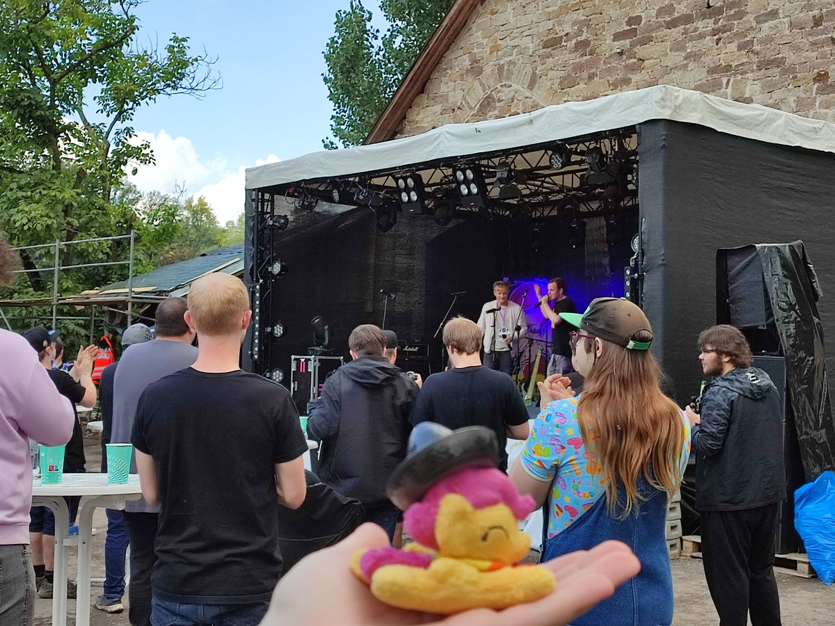 Viva la <a href="/Everfree_Encore/">Everfree Encore</a>! @AgatanMusic &amp; @II_MCArch_II playing live