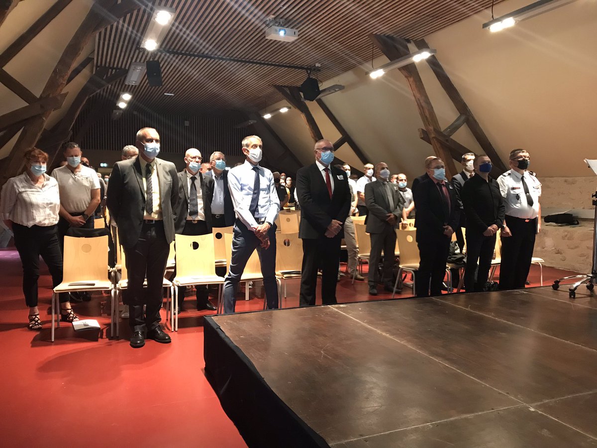 URCentreVdL's tweet photo. Ouverture de notre AG ordinaire à @ANoirlac avec en préambule un hommage à nos collègues suivi par la remise de présents aux représentants de @PompiersFR et @OdpPompiers #rapportmoral #rapportfinancier #perspectives https://t.co/ZHJLMvSXVz