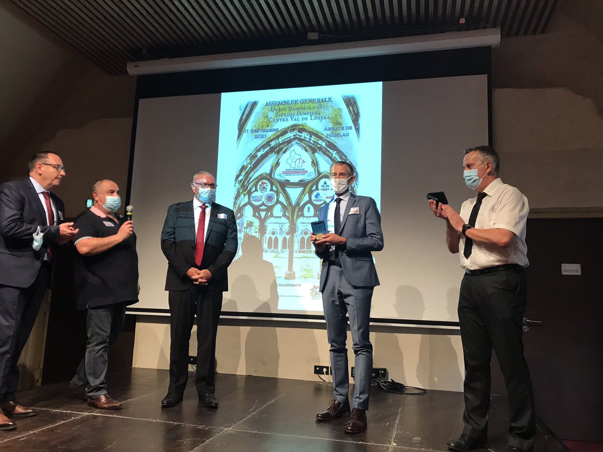 URCentreVdL's tweet photo. Ouverture de notre AG ordinaire à @ANoirlac avec en préambule un hommage à nos collègues suivi par la remise de présents aux représentants de @PompiersFR et @OdpPompiers #rapportmoral #rapportfinancier #perspectives https://t.co/ZHJLMvSXVz