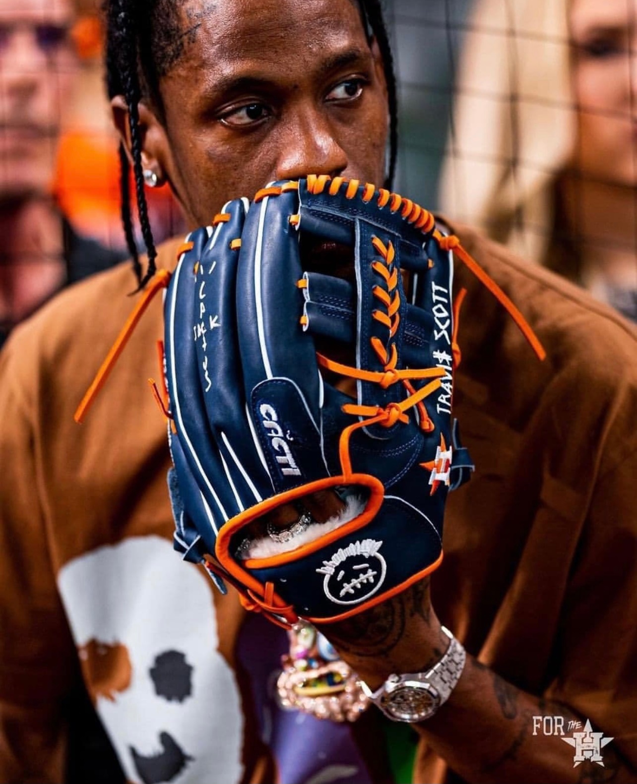 HypeNeverDies on X: Travis Scott Previews New Cactus Jack Baseball Glove  At Houston Astros Game 👀  / X