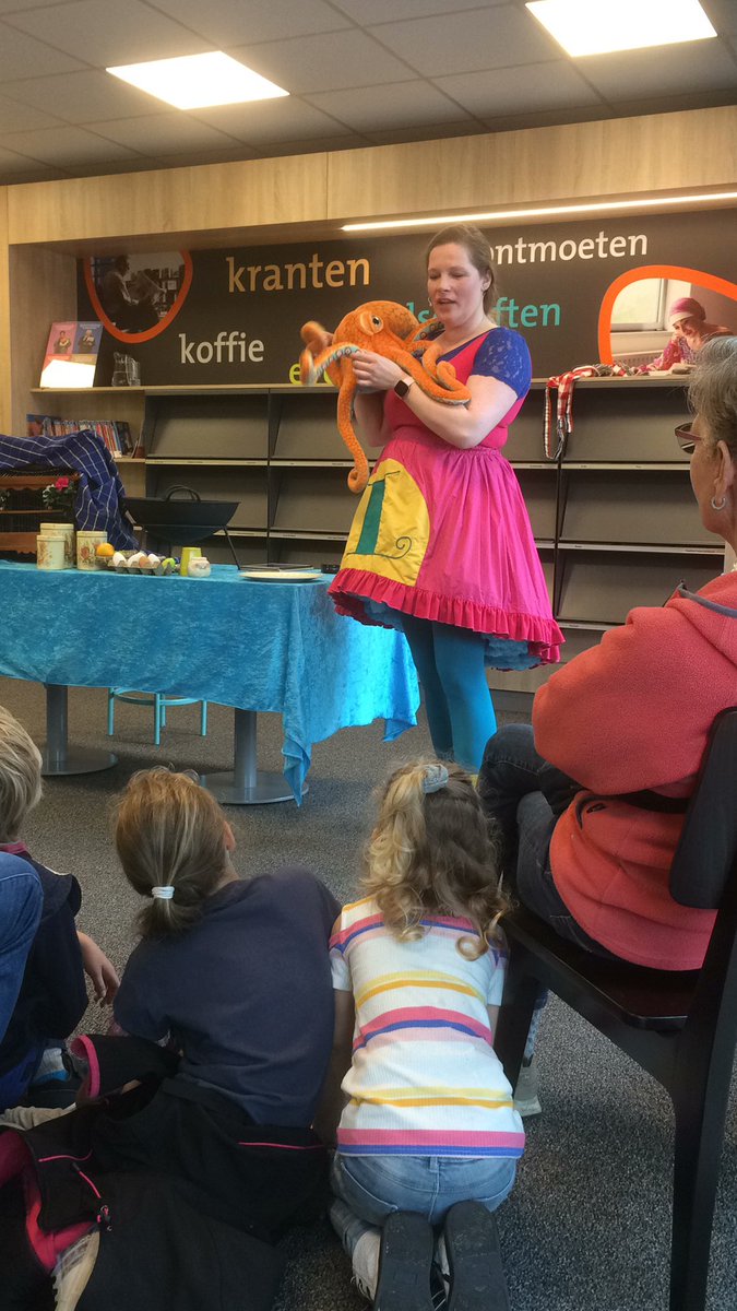 Vanmorgen met mijn 2 buurmeisjes naar de @BiebNoordVeluwe Vaassen geweest! Wat hebben we genoten van de prachtige, afwisselende en grappige voorstelling van Loet!