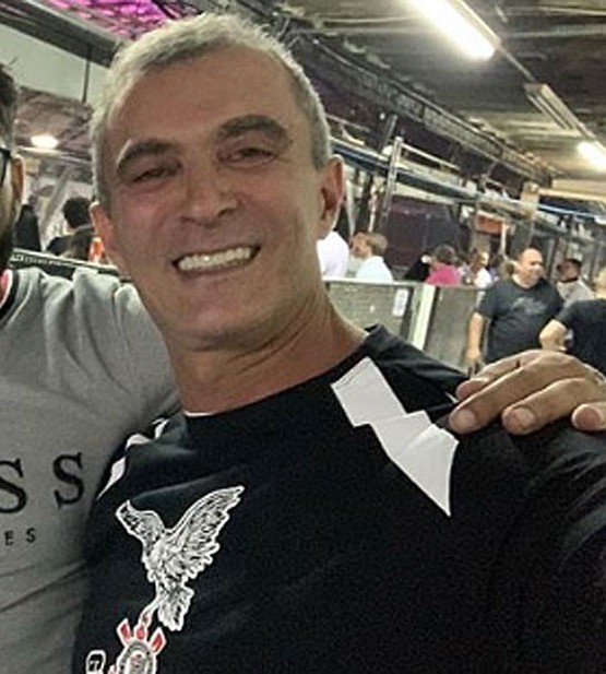 Em nota oficial na manhã deste sábado, o <a href="/Tuiutioficial/">Paraíso do Tuiuti</a> informou que o carnavalesco Paulo Barros deu entrada, na noite de ontem, no Hospital da Unimed de Itaipu, em Niterói, ao se sentir mal. Após ser atendido pela equipe médica, o artista foi transferido, ainda durante (+)