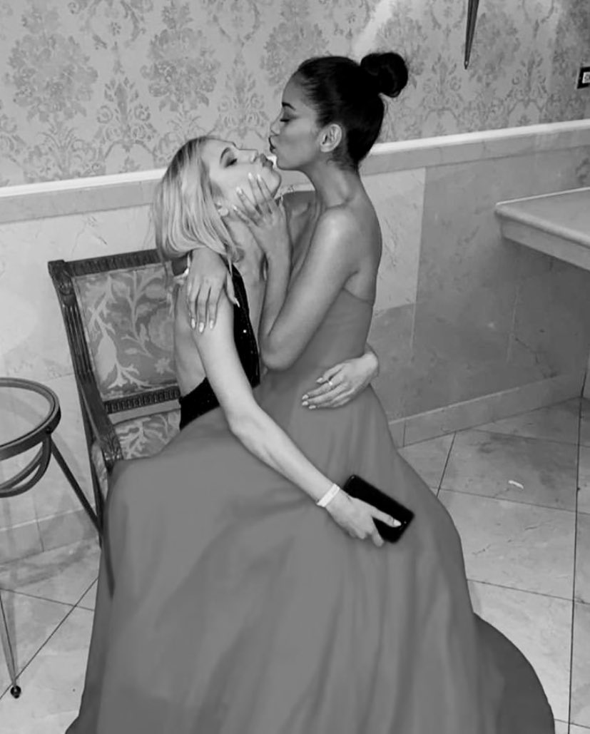 chloecrm_'s tweet image. Because nothing is like you and me together
nothing is as good as you and me together,
we are two breaths,
 vibrating neighbors.
 Beyond the bad and the good,
 nothing is like you and me together.