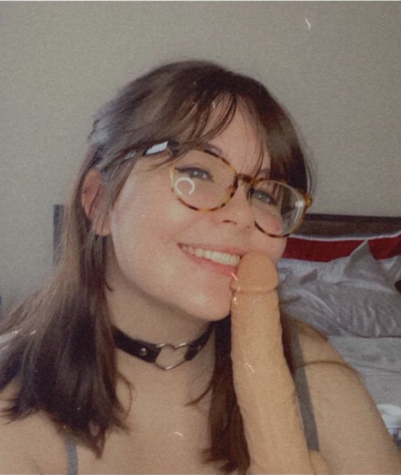 one of my fav selfies LMAO unfortunate the dildo is in my face, cant post it anywhere else 😭 https://t