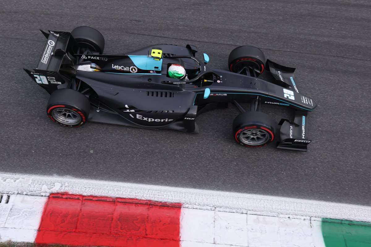 DeleddaAlessio's tweet photo. Brillante gara 1 #F2 #ItalianGP a #Monza in cui Deledda ha conquistato il 13° posto al termine di una prova oculata e attenta. Per il romano di @hwaag_official è il secondo miglior piazzamento 2021 dopo il 12° posto di Montecarlo gara 2. https://t.co/8OpUmhj6Lf