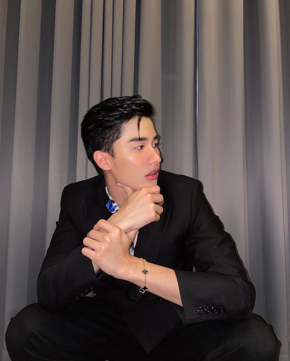 Hinnal_Htet129's tweet photo. Who is @Tawan_V ???
1st pic      or       2nd pic

Answer me plz.@off_tumcial https://t.co/U9kTZ5i2pR