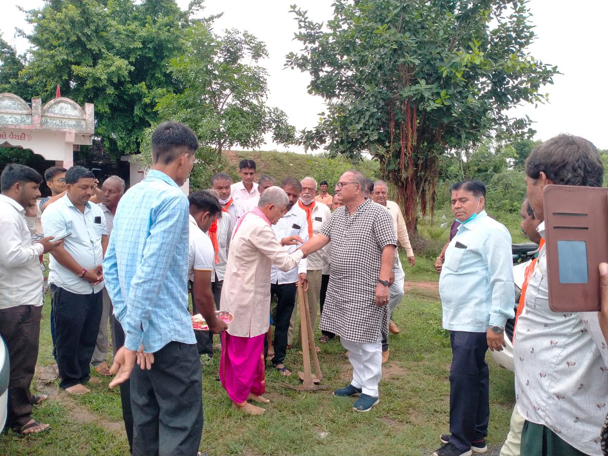 આજરોજ હિંમતનગર તાલુકામા રૂ. 1.80 કરોડના ખર્ચે વિકાસના વિવિધ કામોનું ખાતમુહૂર્ત કર્યું. 

👉🏻 દલપુર ગામ ખાતે રૂ.58 લાખના ખર્ચે નિર્માણ પામનાર ડામર રોડના કામનુ ખાતમુહૂર્ત

👉🏻 ભાવપુર ગામ ખાતે રૂ. 59 લાખના ખર્ચે નિર્માણ પામનાર ડામર રોડના કામનુ ખાતમુહૂર્ત(1/3)