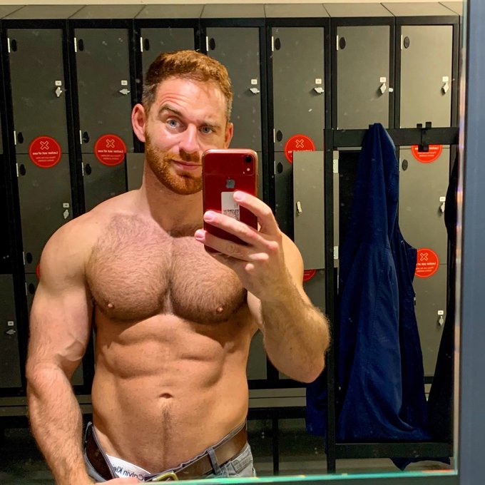 Who wants to join me in the gym?! 💪🤗😘😈  It&rsquo;s nipples day today. 😜😂 https://t.co/NDxZSVIYux