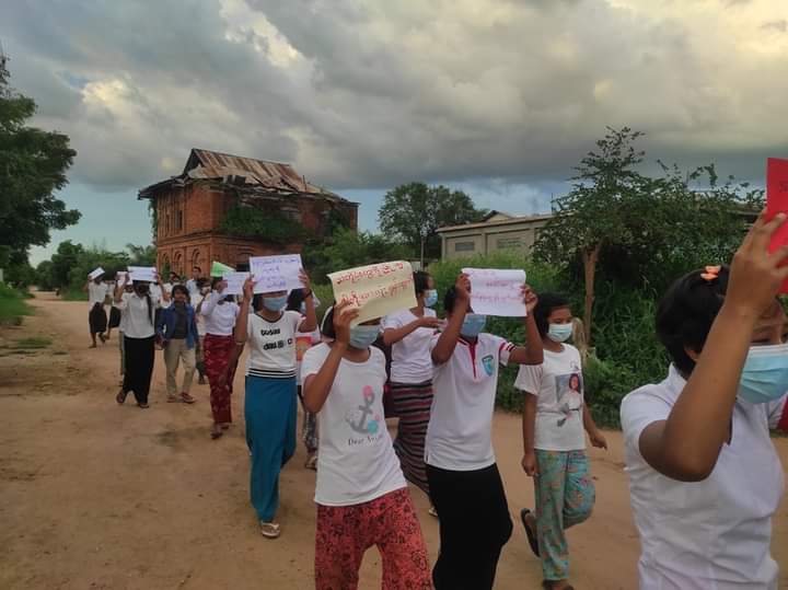 Thranduiile's tweet photo. Residents from Malethar Tsp, Monywa took to the streets, singing chants appealing for the international community to recognise the @NUGMyanmar government at the UN General Assembly.

#UN_RecognizeNUG
#Sep11Coup 
#WhatsHappeningInMyanmar https://t.co/Ea7ODjmLHp