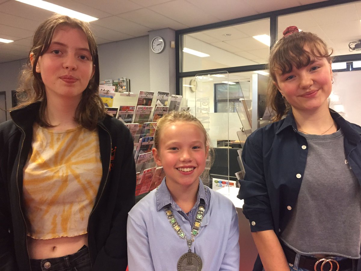 RaadHilversum's tweet photo. Kinderburgemeester Marij van @GemeenteHsum interviewt twee Nederlandse toptalenten schaken: Eline Roebers (15) en Machteld van Foreest (14) bij Queen's Gambit Hilversum, initiatief van het @rolandholst , @BiebHilversum, schaakclub HSG en Stichting Hilversum Schaakt op 10-12 sept https://t.co/lWnHArAcMx