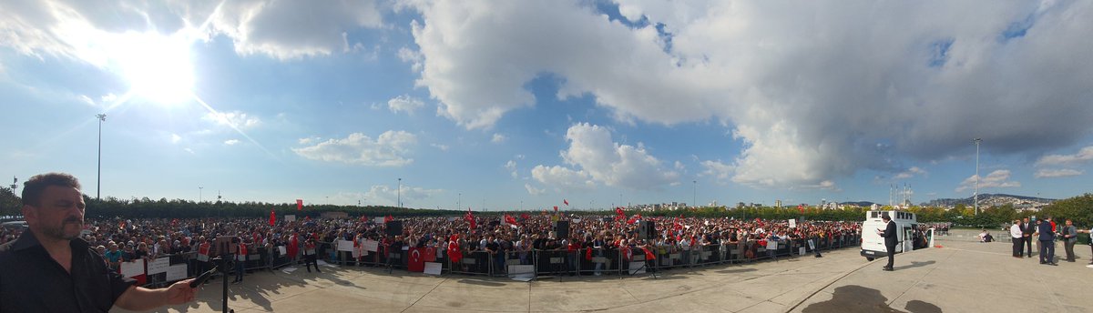 Tüm engellere,tüm manipülasyonlara,tüm yalancılara rağmen Maltepe,harika insanların sesleriyle yankılanıyor !!! 
#HerYerMaltepeHerYerDirenis