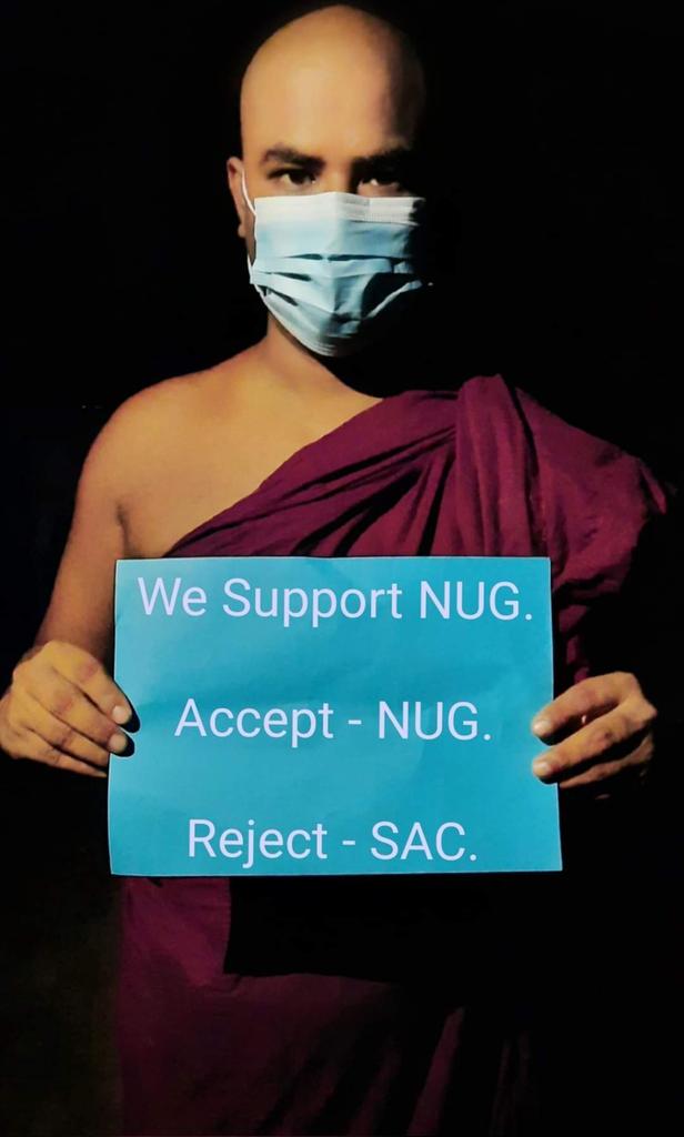 LeeDam_3's tweet photo. Anti-coup night protest in support of @NUGMyanmar was staged by the residents including a monk in Pyigyidagun Tsp, Mandalay Region.
#UN_RecognizeNUG
#Sep11Coup
#WhatsHappeningInMyanmar https://t.co/8dPKJRcyqX