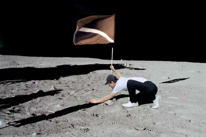 DREAM5HUN's tweet photo. neil armstrong who? i only know sehun armstrong 👨🏻‍🚀 https://t.co/2WlADp5xZT