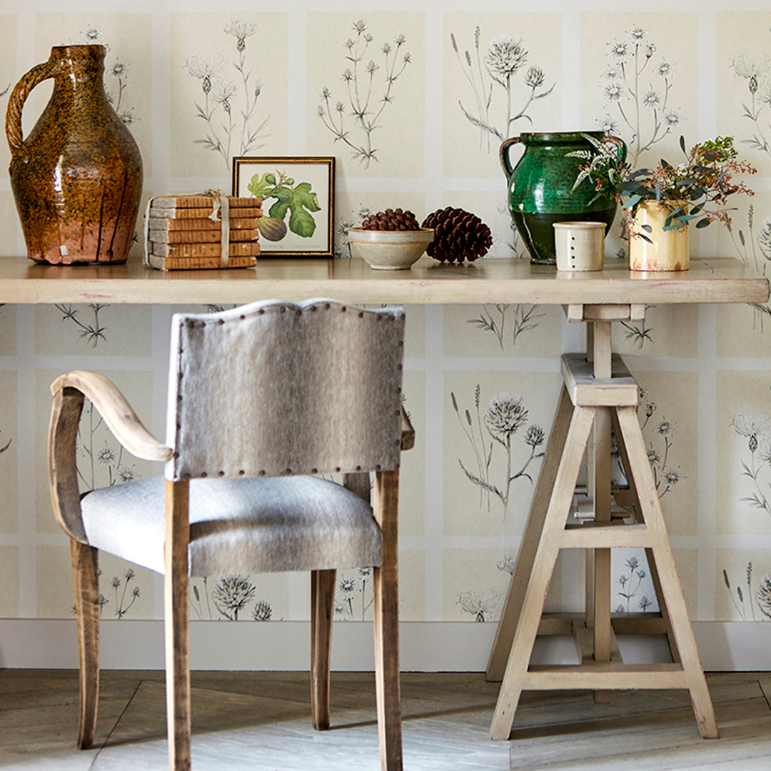 Add a touch of English elegance to your space with Little Thistles. A graceful wallpaper featuring delicate line drawn botanical sketches of thistles, this design effortlessly adds a touch of modern country to any scheme.

Wallpaper: bit.ly/sanderson-litt…