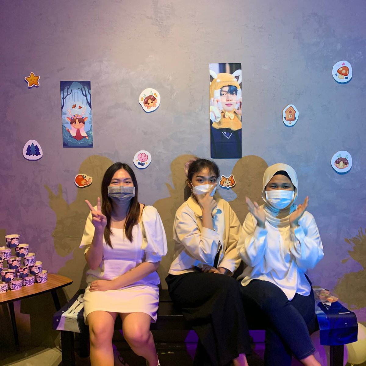 starealms's tweet photo. #YJDaySG 🦊💙 w the lovely @kimflwrs @hobie_hope0218 @1ovesongs 💟💐 thank u for making my day bbs! such an enjoyable experience. from planning, creating content, designing, procuring merch/decor n doing admin work during event days, i truly had an amazing time working w yall 🙇🏻‍♀️ https://t.co/ITw2WglGFd