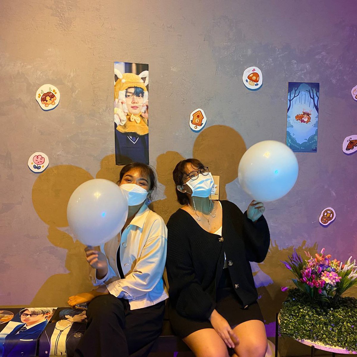 starealms's tweet photo. #YJDaySG 🦊💙 w the lovely @kimflwrs @hobie_hope0218 @1ovesongs 💟💐 thank u for making my day bbs! such an enjoyable experience. from planning, creating content, designing, procuring merch/decor n doing admin work during event days, i truly had an amazing time working w yall 🙇🏻‍♀️ https://t.co/ITw2WglGFd