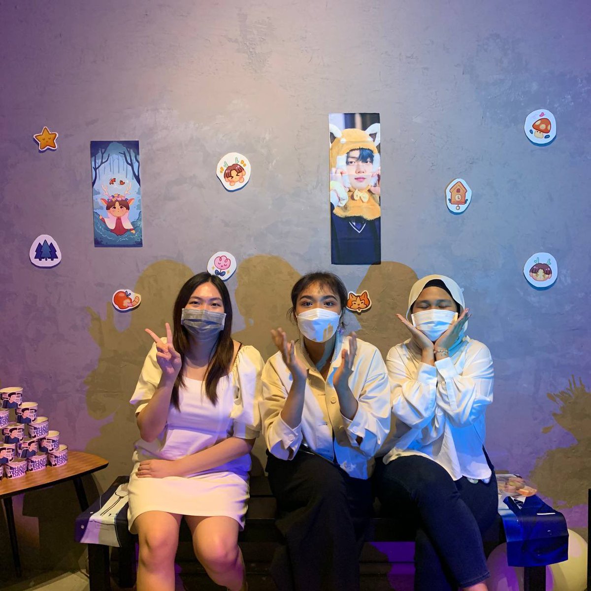 starealms's tweet photo. #YJDaySG 🦊💙 w the lovely @kimflwrs @hobie_hope0218 @1ovesongs 💟💐 thank u for making my day bbs! such an enjoyable experience. from planning, creating content, designing, procuring merch/decor n doing admin work during event days, i truly had an amazing time working w yall 🙇🏻‍♀️ https://t.co/ITw2WglGFd