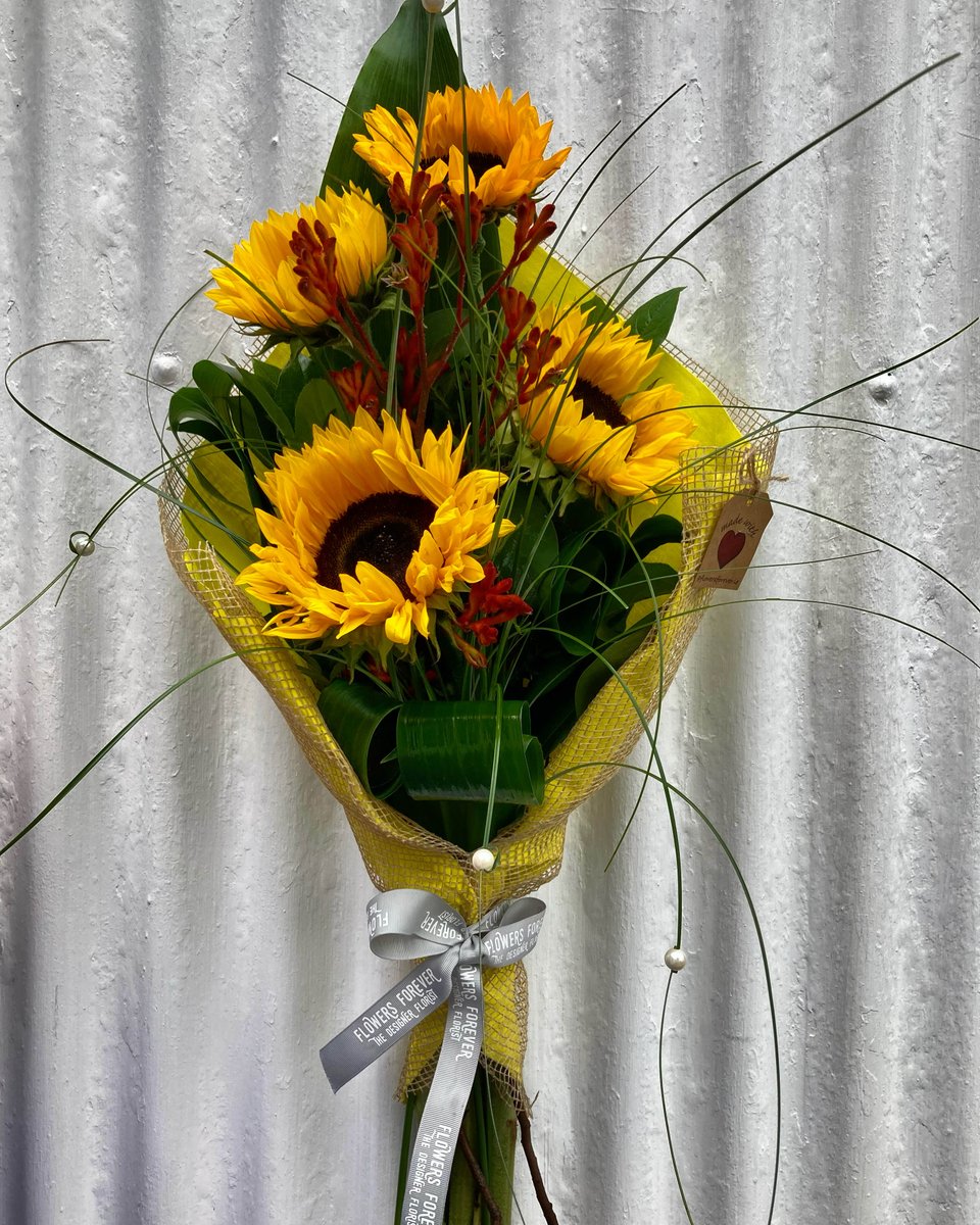 flowers4ever_ie's tweet photo. “Sunflower Surprise”
When someone’s day needs brightening up!! #sunflower 🌻#surprise  #brightenyourday 🤩#fresh #flowers 🌸#creative #designer #unique #madewith❤️ #ilovelimerick 💚 #bouquet #supportlocal #homeofcreativefloristry 🎁 #flowersforeverlimerick 💐 https://t.co/ZuRkrVk4ih
