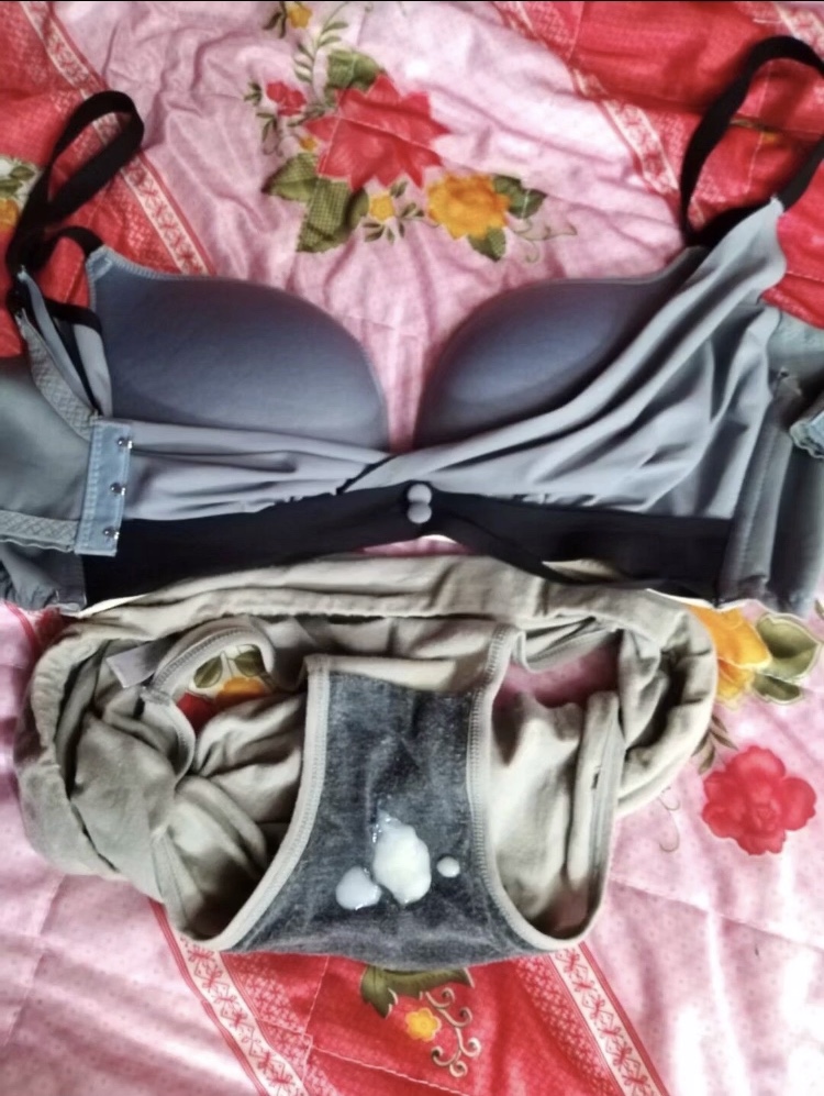 This is a young woman who lives in the same building with me. She often peeks at her drying clothes on the roof. I stole her underwear and ejaculated violently on it.粉丝投稿：这是跟我住一栋楼的少妇，经常偷看她在楼顶晒衣服，我偷回来她的内衣裤，猛烈的射精在上面。